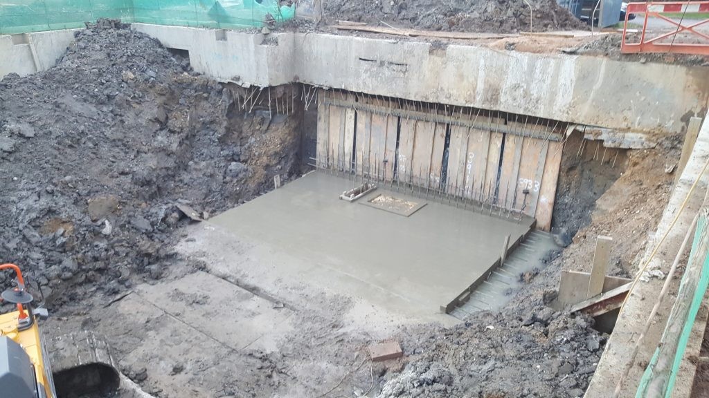 Concrete base for u nderpins