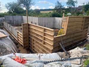 Retaining walls with changes in levels